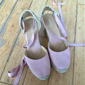 Beautiful pink women shoes. Lightly worn